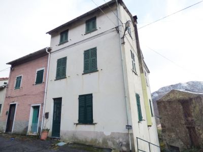 Casa indipendente su 3 lati con giardinetto e cantina
