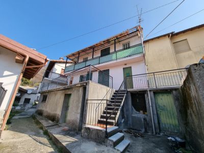 Lezzaruole - Casa bifamiliare con terrazza e cantine