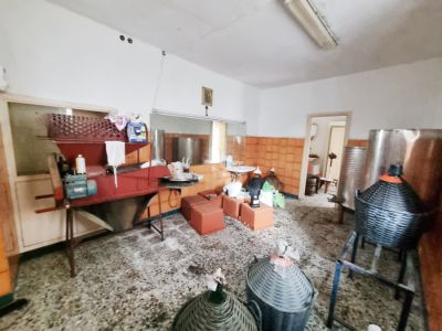 Gattorna - Locale commerciale con serranda e vetrine