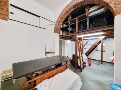 Locale commerciale ristrutturato con vetrine e 2 ingressi