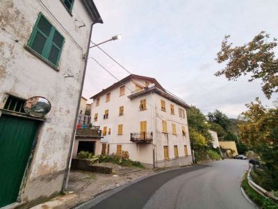 Appartamento con ampia terrazza vivibile e scorcio mare