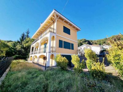 Villetta indipendente con garage e giardino con accesso carrabile