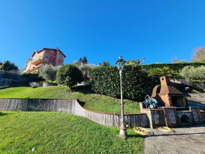 Casa indipendente su tre lati con ampio giardino e piscina