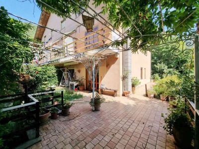 Appartamento con cantina e ampio giardino privato