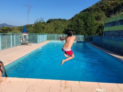 Porzione di villetta a schiera con giardino e piscina