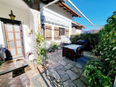 Porzione di villetta a schiera con giardino e piscina