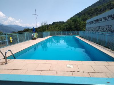 Porzione di villetta a schiera con giardino e piscina