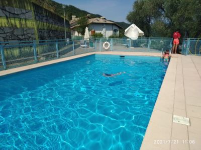 Porzione di villetta a schiera con giardino e piscina