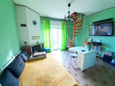 Appartamento con caminetto e balcone 