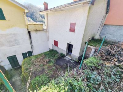 Casetta indipendente su tre lati con giardino e cantina