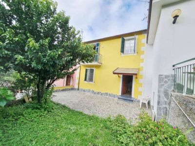 Casa semindipendente con giardino