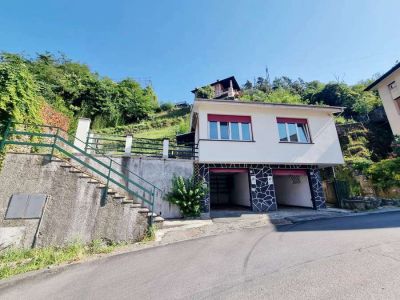 Villetta indipendente con due garage e giardino con terrazza