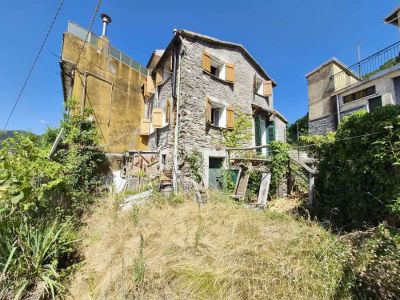 Roccatagliata - Casa indipendente su tre lati con giardino