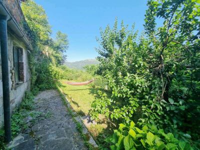Piancarnese - porzione di casa bifamiliare con taverna e giardino