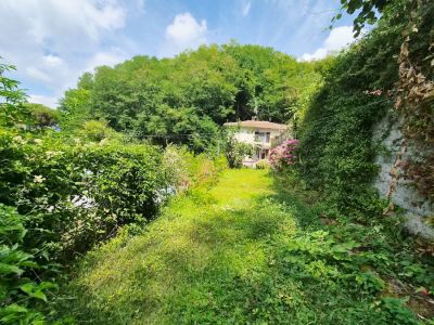Piancarnese - porzione di casa bifamiliare con taverna e giardino