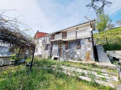 Casa indipendente su tre lati con giardino 